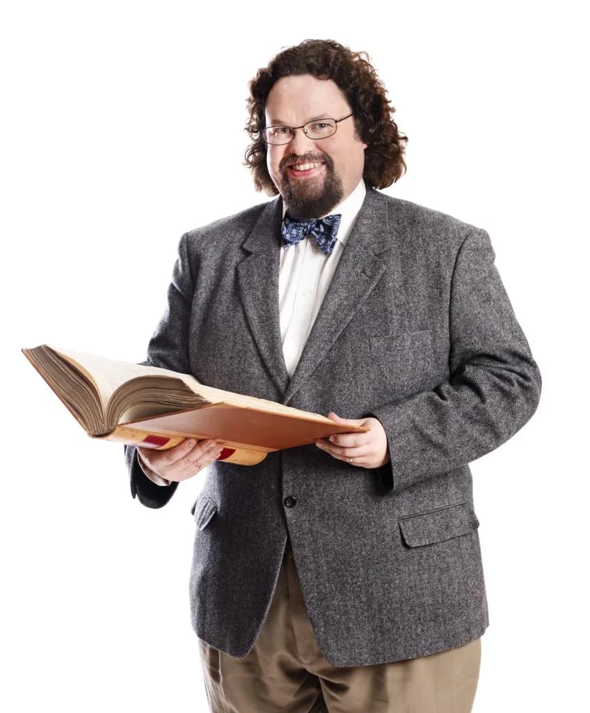 Edward Blom bläddrar i gammal bok, vit fond